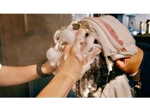 ヘッドスパのひとときに、ふわりと香り立つアイマスクをご用意。