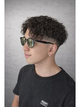 ワンワンオー バーバーショップ 長浜店(@110 BARBER SHOP) ツイストスパイラル×スキンフェードで作る、圧倒的躍動感