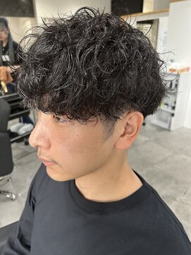 ヒュイル バイ ニアウ(Hwyl by Niau) メンズマッシュパーマ波巻スパイラルパーマニュアンスパーマ眉毛