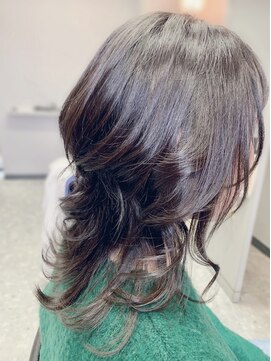 ヘアーフォーカス 顔周りレイヤー巻きスタイル