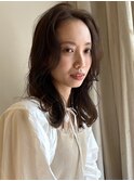 マロンベージュ センターパート セミロング 巻き髪アレンジ
