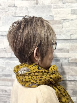 明るめカラーで魅せるアシメショート