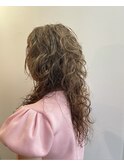 くせ毛を活かすカーリーロングレイヤー　ハイライト