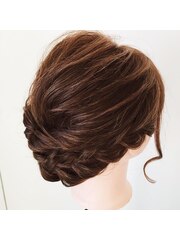 編み込みローアップヘアアレンジ