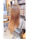 ツヤ感×透明感　ナチュラルに輝くストレートロング