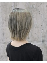外ハネ・くびれミディアムで今っぽい抜け感ヘアに
