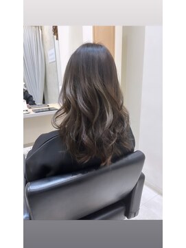 クラック(Crack) 透明感グレージュロングレイヤー