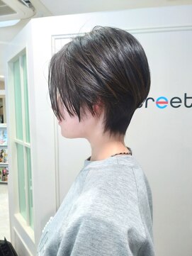 ハイストリートヘア(High street Hair) 30、４０代におすすめの前下がりショートスタイルです。