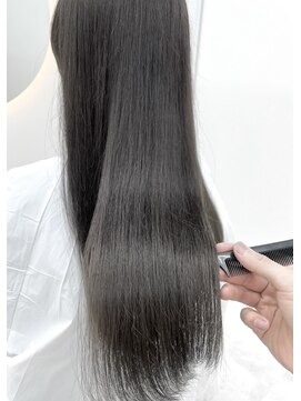 シア(XIA) レイヤー暗髪ロング 髪質改善 美髪ストレート
