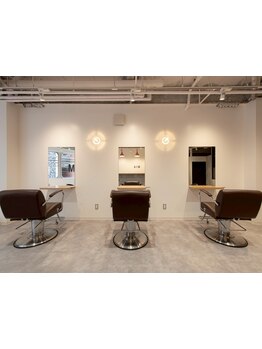 実力派女性スタイリストが在籍！オシャレな少人数制サロンでマンツーマン施術だからお悩み相談もしやすい◎