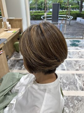 マノア(Manoa) ショートボブ×ハイライト