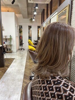 デザイナーズヘアー ラグジス(Designers hair LUXIS)の写真/白髪が浮かず明るく染まる*白髪ぼかしハイライトを入れて立体感を演出♪艶感と上品な色味をご提案。