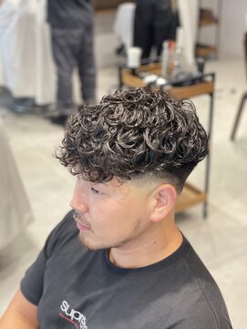 グルーマーズトウキョウ 渋谷店(GROOMER/S TOKYO) スペインカール波巻きツイストスパイラル メンズカット フェード