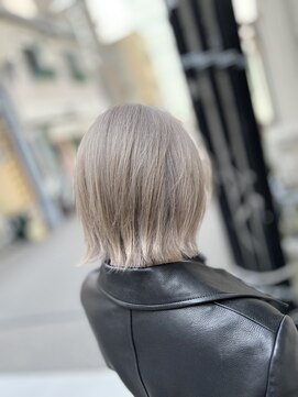 サーティーン(THIRTEEN) vegan認証カラーでハイトーンボブ