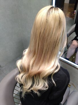 ニーナ ビューティーサロン(NINA Beauty Salon) ハイトーンロングヘア