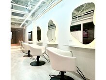 おしゃれなカラースペースでこだわりのカラーを選定。理想のカラーをぜひお聞かせください。[池袋]