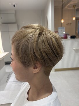 大人ショート×柔らかベージュ