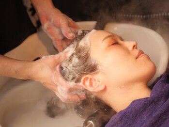ヘアーズロー(hair's LOWE)の写真/大人空間でリラックス!ヘッドスパで頭皮ケアとエイジングケアを