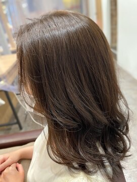 ビースリー ロア イルミナカラー×ミディアム [横浜/横浜駅近]