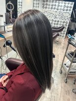 コワファーストナガサキシャンプーボーイ(COIFF1RST NAGASAKI SHAMPOO BOY)&nbsp;コントラストハイライト×ホワイトグレー