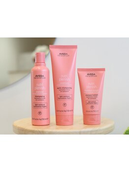 世界を魅了するAVEDA艶髪回復トリートメント使用。今まで体験したことない本物の艶を体感してください。