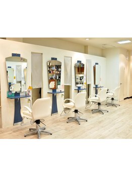 お子様からご年配の方まで幅広く愛されるファミリーサロン！気兼ねなく通えるアットホームな雰囲気が魅力☆