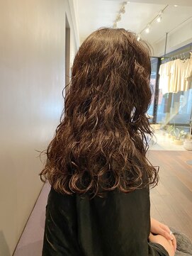 ネロ フタコタマガワ(NERO FUTAKOTAMAGAWA) 【田中結】ロング　ウェーブパーマ