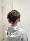 可愛らしく華やかに！高めシニヨンアレンジ