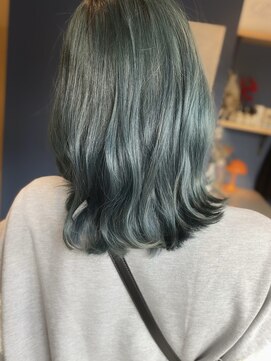 リノショアーズ 日本大通り店(RINOSHORES) ハイトーンブリーチワンカラーミントグレー外ハネ大人ミディアム