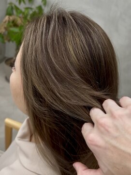 レヴィア(REVIA) レイヤーカット白髪ぼかしハイライトブリーチ