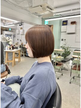 ヒビヲ(HIBIO) ショートボブ切りっぱなしボブタッセルボブミルクティーベージュ