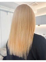 ノラ ウメダ(NORA UMEDA)&nbsp;抜きっぱなしブロンドホワイトカラーレイヤーカット大阪梅田