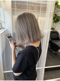 ホワイトベージュ外はねボブ