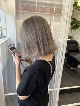 カラ ヘアーサロン(Kala Hair Salon) ホワイトベージュ外はねボブ