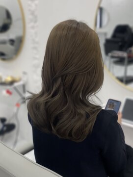 シーン(scene) オリーブベージュ×レイヤーカット×艶髪×くびれ巻き【広島】