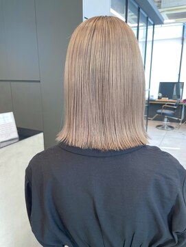 マール(MAAR) white beige/切りっぱなしボブ