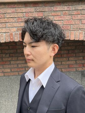 ビーダンディー(Bee dandy) ビジネスツーブロックショート 束感パーマ センターパート