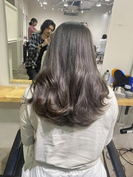 エル(EL by green) 《tomi》ダークトーンのグレージュ