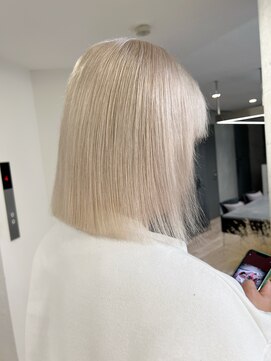 アンドソー 池袋(&so.) ハイトーンカラー／ホワイトブロンド／レイヤーカット／池袋