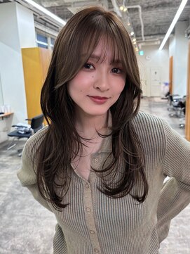 たっぷりレイヤーとシャギーで軽やかなフェザーロングヘア