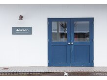 ホライズン(Horizon)の雰囲気(シンプルでオシャレな看板と入り口で気分もワクワク!)