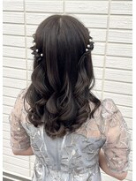 ティム(tim)&nbsp;airi/ねじりハーフツイン/ハーフアップ/お呼ばれヘア/結婚式ヘア