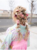 ツインテールの編み下ろしにたくさんの飾りを散りばめて
