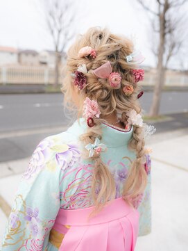 ヘアデザイン ステラ(hair design sTella) ツインテールの編み下ろしにたくさんの飾りを散りばめて