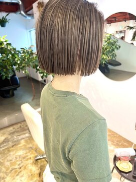 マド(Mado) ラインボブとミルクティーベージュ