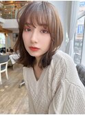 ブリーチなし小顔ミディアムレイヤーカットミルクティーベージュ