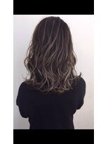 トルネード(TORNADO)&nbsp;外国人風ウェービーボブ ハイライトグラデ グレージュ　外ハネ