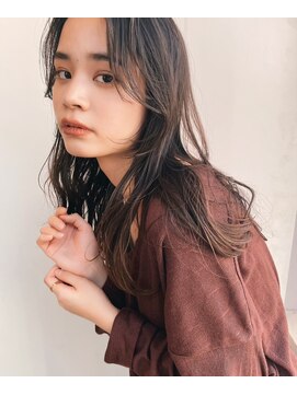 アンガーデン(Une GARDEN) 抜け感パーマが可愛いレイヤーロングスタイル 束感前髪