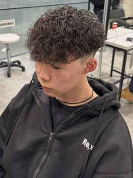 イーラ(era) スパイラルパーマ平巻き眉毛黒髪スペインカール