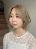 ミルクティーベージュ顔周りレイヤーカット韓国風ヘアハイトーン
